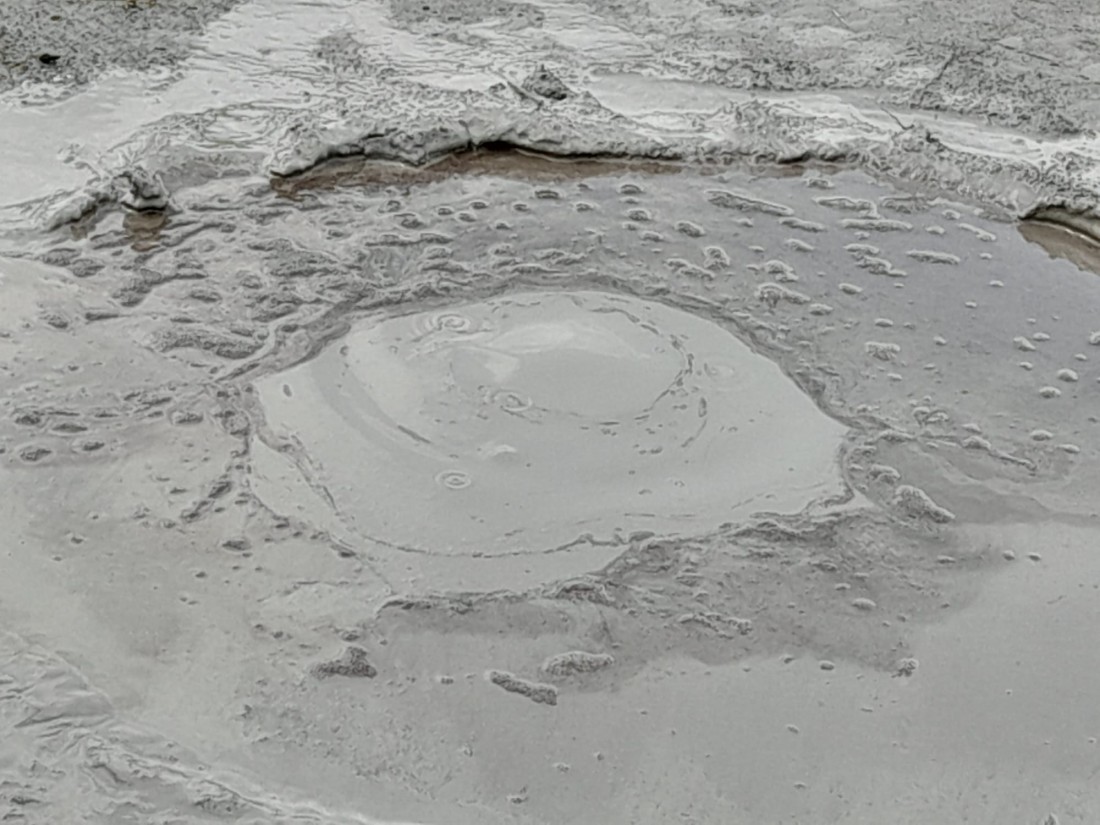 paclele mici, crater cu lava